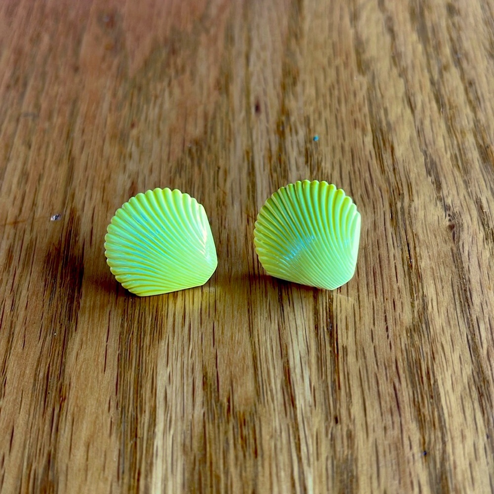 Vintage Yellow Shell Earrings 🌺